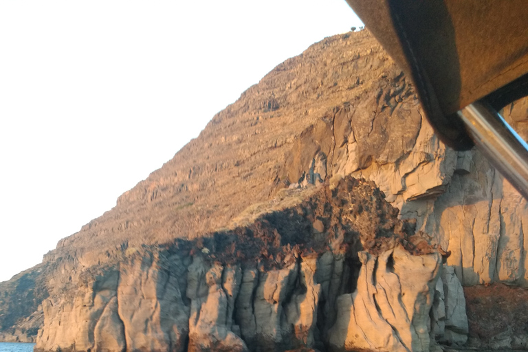 Croisière privée et entièrement personnalisable dans la caldeira de Santorin.Après-midi privé entièrement personnalisable en croisière à Santorin