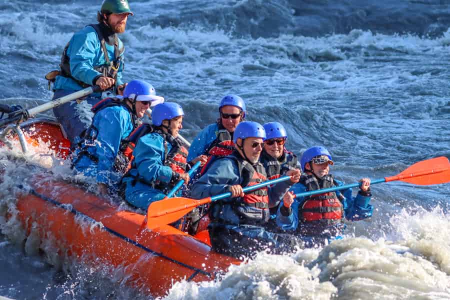 Denali, Alaska: Canyon Wave Raft Klasse III-IV Paddel/Ruder. Foto: GetYourGuide