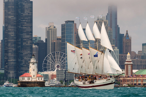 Chicago: arquitetura ventosa de veleiro alto e passeio de barco no horizonte