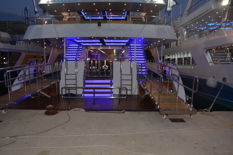 Zakynthos: Cruise to Navagio Shipwreck with swimming stops