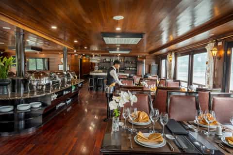 Hanoi: Halong Bay 2-Day Tour with Lodging and Luxury Cruise