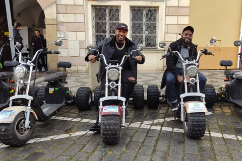 Praga: Tour dei punti panoramici in trike elettricoTour privato di 2 ore 2 persone per trike