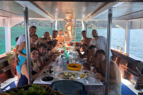 Ischia : excursion en bateau sur l'île avec déjeuner napolitain et plongée en apnéeIschia: excursion en bateau sur l'île avec déjeuner napolitain et plongée en apnée
