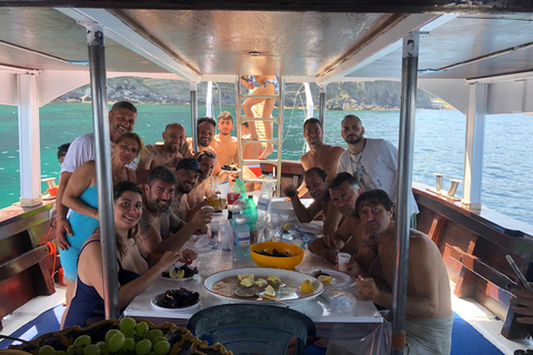 Ischia: Excursión en barco por la isla con almuerzo napolitano y snorkelIschia: tour en barco por la isla con almuerzo napolitano y esnórquel