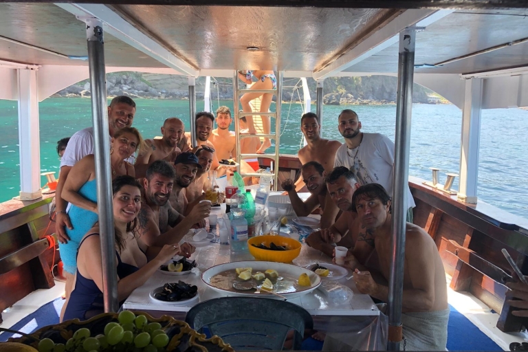Ischia: rejs po wyspie z lunchem neapolitańskim i nurkowaniem z rurkąIschia: Wycieczka łodzią po wyspie z neapolitańskim lunchem i nurkowaniem