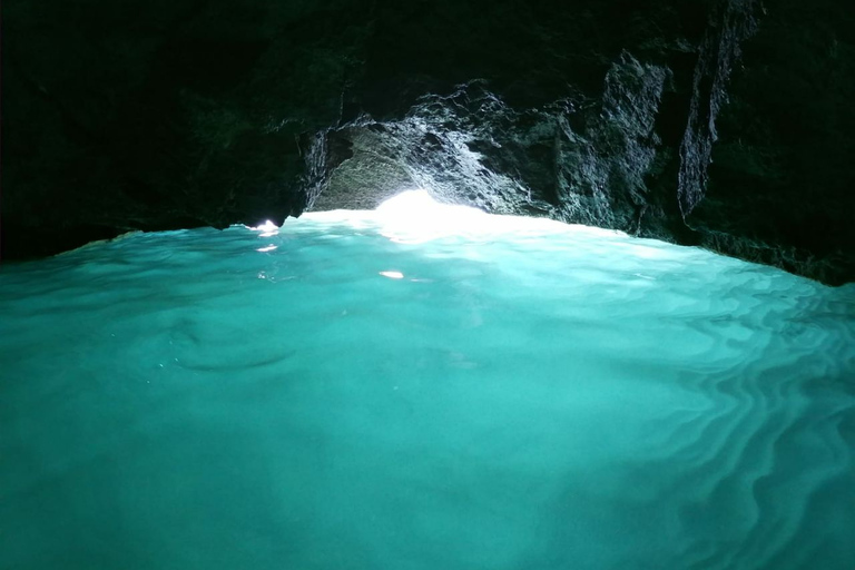 Ischia : excursion en bateau sur l'île avec déjeuner napolitain et plongée en apnéeIschia: excursion en bateau sur l'île avec déjeuner napolitain et plongée en apnée