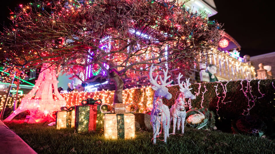 How to visit Dyker Heights Christmas lights in NYC - Hellotickets