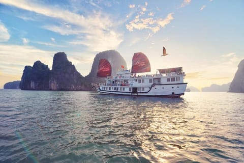 2 Days-1 Night Bai Tu Long Bay Cruise
