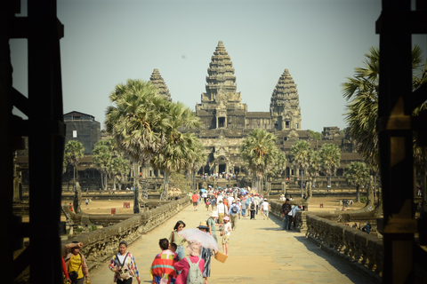 Wschód słońca w Angkor Wat, słynnym miejscu światowego dziedzictwa w Kambodży