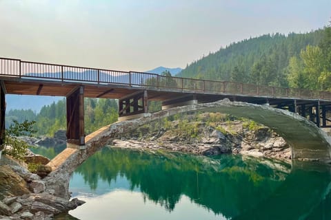 From Whitefish: Glacier National Park & Polebridge Day Tour