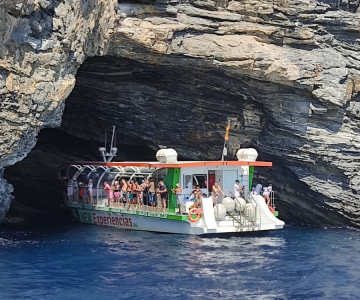 Da Roses: tour in barca con fondo di vetro di Cap Norfeu e grotta di Tamariu