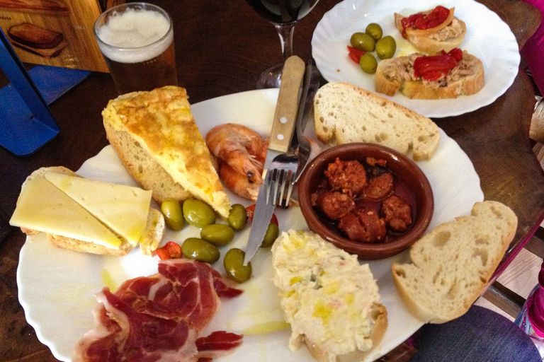 Malaga: Tapas Guided Walking Tour with Food Tastings