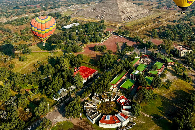 Meksyk: Balon na ogrzane powietrze nad Teotihuacán ze śniadaniemLot balonem na ogrzane powietrze tylko z prezentem-niespodzianką!!!!