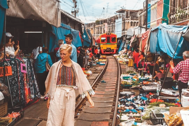 Passeio pela ferrovia de Maeklong e pelo mercado flutuante