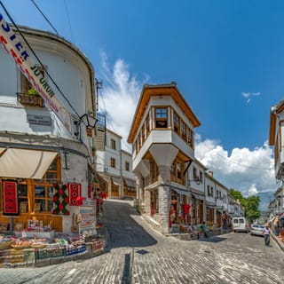 Da Saranda: gita di mezza giornata a Gjirokaster con biglietti per il castello