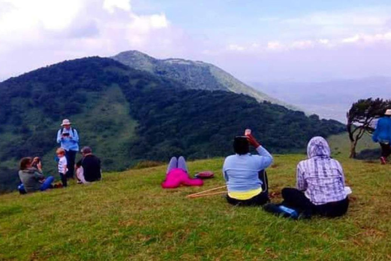 نيروبي: جولة مشي طويلة في تلال نغونغ مع مغامرة الانزلاق بالحبلNairobi: Ngong Hills Guided Hike with Zipline Adventure