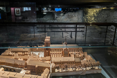 Paris: Notre Dame Outdoor Walking Tour with Crypt EntryNotre Dame Outdoor Walking Tour with Crypt Entry in Spanish