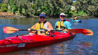 Perth, Swan River Kayak Tour con cena e degustazione di vini - Hizvo