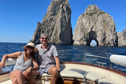 ¡Excursión a Capri con el icónico Gozzo Sorrentino!exclusivo recorrido privado por la Isla Azul
