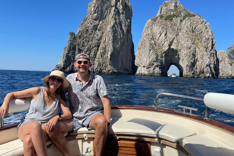 Capri-Tour mit dem ikonischen Gozzo Sorrentino!exklusive private Tour um die Blaue Insel