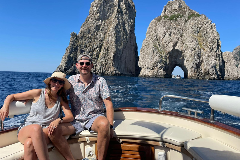 ¡Excursión a Capri con el icónico Gozzo Sorrentino!exclusivo recorrido privado por la Isla Azul