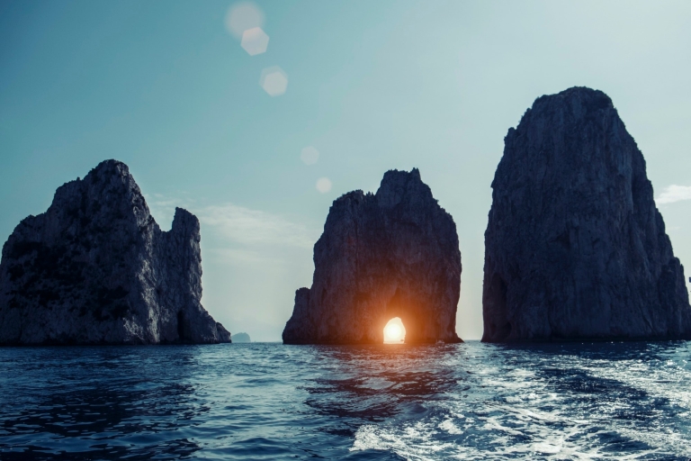 ¡Excursión a Capri con el icónico Gozzo Sorrentino!exclusivo recorrido privado por la Isla Azul