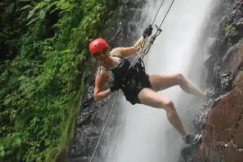 La Fortuna: Vattenfall Canyoning, vandring och gårdsbesök med lunch