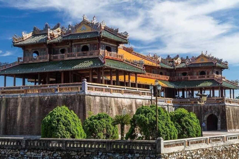 Hue : Du port de Chan May à la citadelle de Hue et à la station d&#039;excursionVisite privée avec déjeuner