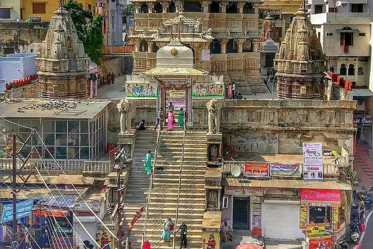 Udaipur: Private City Tour with Vintage Cars & Havelis