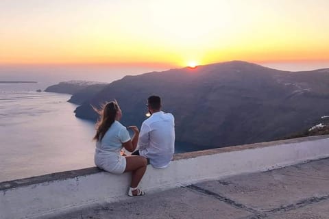 Santorini: Private Sunset Tour with Picnic & Transfer