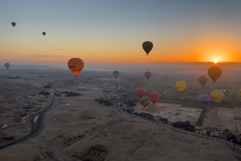 Luxor: prywatne zachodnie i wschodnie brzegi oraz balon o wschodzie słońca i lunchLuksor: Zachodni i Wschodni Brzeg z lotem balonem na gorące powietrze o wschodzie słońca