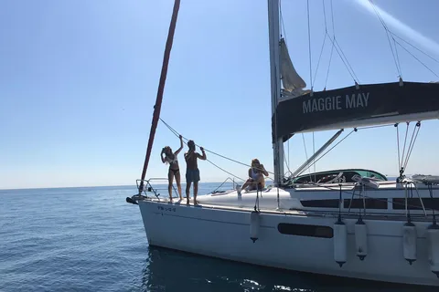 Barcelona: 2 timmars segelbåtstur med paddelbräda
