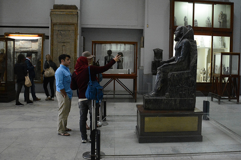 Sharm El Sheikh: Tour di un giorno al Cairo in autobus con guida e pranzoGruppo privato - Tour di un giorno al Cairo con guida e pranzo