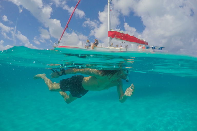 Van Cancun en RivieraM: zeilen en snorkelen naar Isla MujeresLuxe catamaran, snorkelen en bezoek aan Isla Mujeres