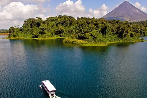 La Fortuna de Arenal: Lake Crossing to Monteverde