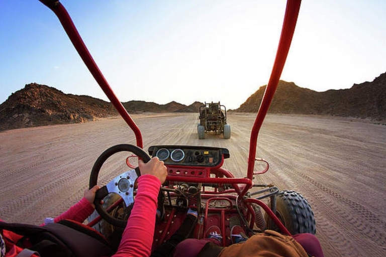 Sharm el-Sheikh: Excursión de un día a un pueblo beduino y a un buggy en el desiertoPaseo en buggy doble, visita a un pueblo beduino y té tradicional