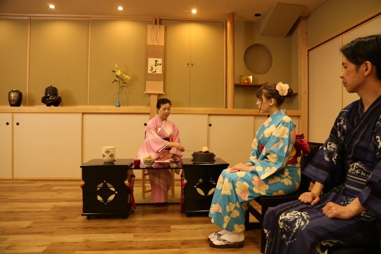 Tokio: workshop Japanse theeceremonie met thee en snoep