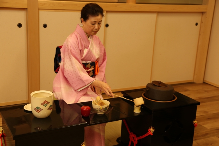 Tokyo : atelier japonais sur la cérémonie du thé avec thé et sucreries