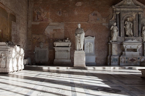 Pisa: entrada a los monumentos de la Plaza de los Milagros con la torre inclinada