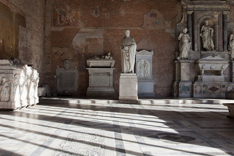 Pisa: entrada a los monumentos de la Plaza de los Milagros con la torre inclinada