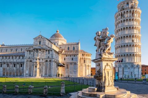 Biljett till Pisa: Square of Miracles monument med lutande tornet