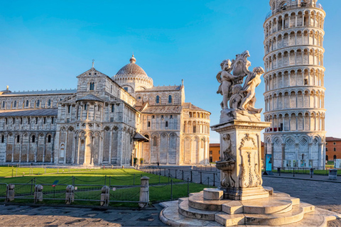 Pisa: entrada a los monumentos de la Plaza de los Milagros con la torre inclinada