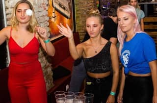 Prag: Bier-Pong-Erlebnis mit unbegrenztem tschechischem Bier