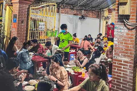 Ho Chi Minh: Motorbike Street Food Tour with Local Students
