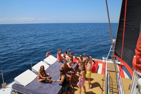 Cambrils: Catamaran Cruise with Drinks and BBQ Lunch