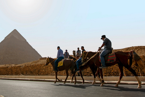 Giza: Wycieczka konna wokół piramid w GiziePrzejażdżka konna z widokiem na piramidy (brak danych: widok z daleka).