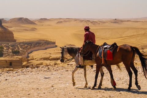 Giza: Wycieczka konna wokół piramid w GiziePrzejażdżka konna z widokiem na piramidy (brak danych: widok z daleka).