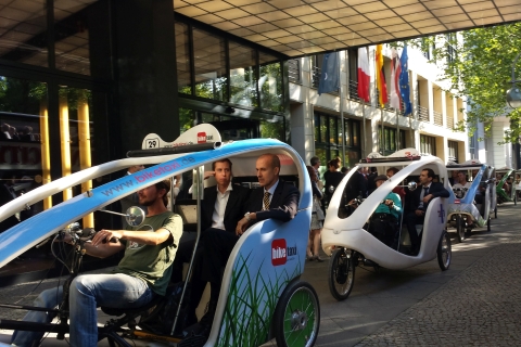 Berlín: Festival de las Luces Recorrido en taxi y bicicleta para ver la luzTour de 2 horas desde Alexanderplatz