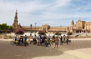 Sevilla: Entspannte Stadtradtour mit Guide