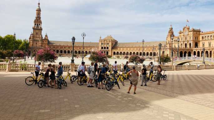 Seville: Relaxing City Bike Tour with a Tour Guide